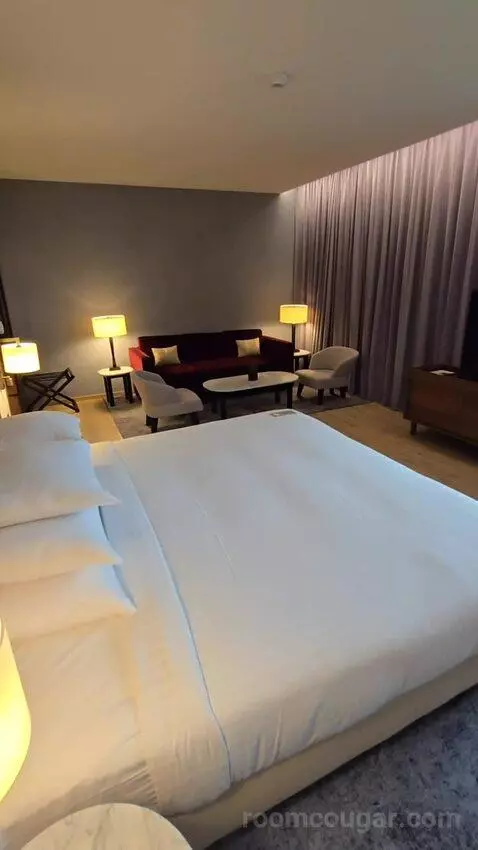 Junior Suite, 1 King (#816) bed picture #11