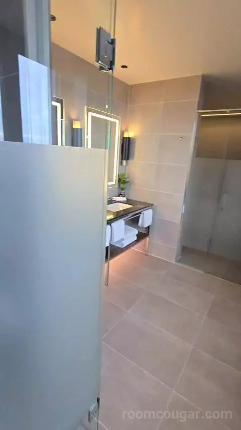 Presidential Suite, 1 King (#1121) bathroom picture #1