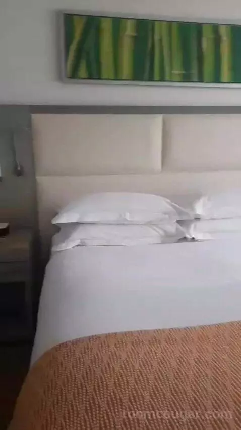 King Suite (#528) bed picture #5
