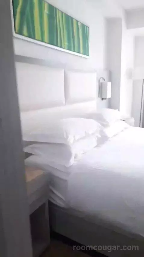 King Suite (#528) bed picture #8