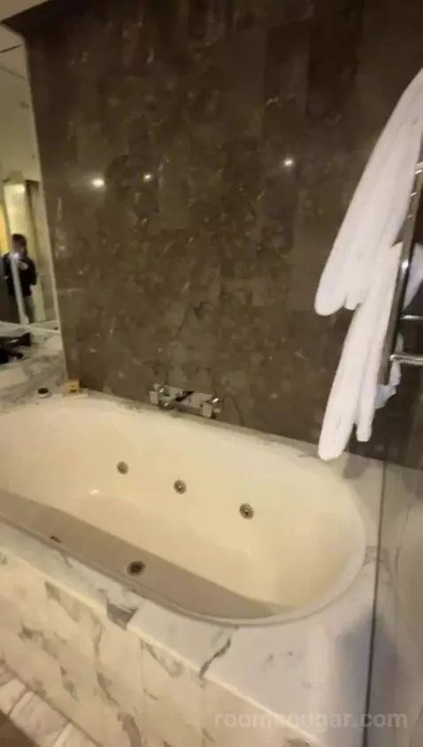 King Room with Spa Tub (#1908) bathroom picture #5