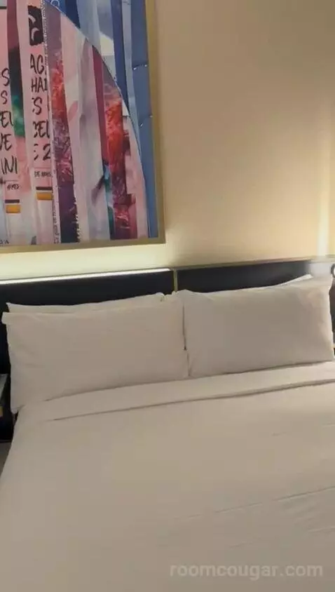 Deluxe Queen Room with Two Queen Beds and Strip View (#27354) bed picture #1