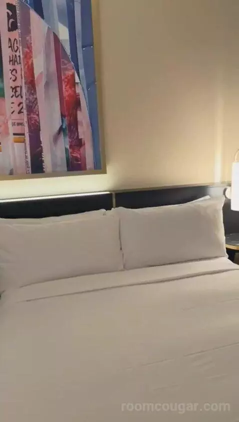 Deluxe Queen Room with Two Queen Beds and Strip View (#27354) bed picture #2