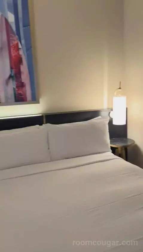 Deluxe Queen Room with Two Queen Beds and Strip View (#27354) bed picture #5