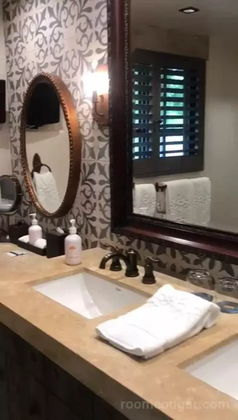 Two Queen Olive Grove Suite (#102) bathroom picture #9