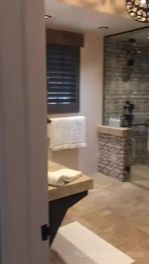 2 Queen Olive Grove Suite ADA (#110) bathroom picture #1