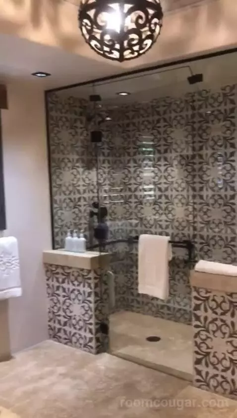 2 Queen Olive Grove Suite ADA (#110) bathroom picture #6