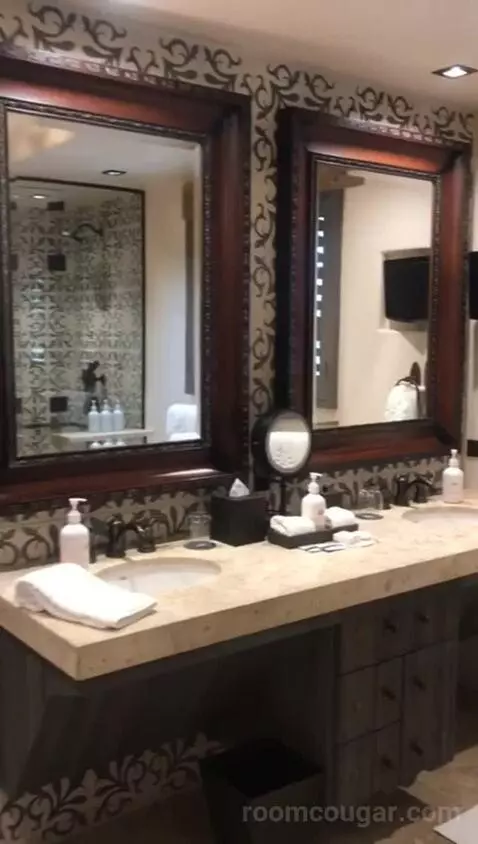 2 Queen Olive Grove Suite ADA (#110) bathroom picture #11