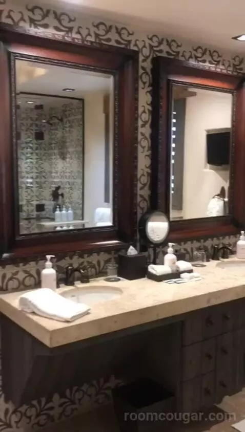 2 Queen Olive Grove Suite ADA (#110) bathroom picture #12