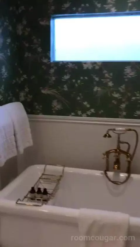 Cottage (Villa 101) bathroom picture #4