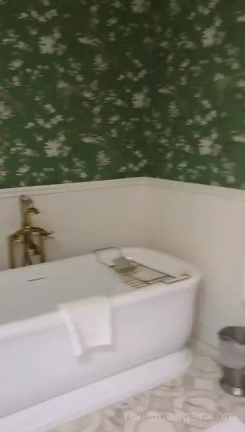Fireplace Bungalow King (#413) bathroom picture #9