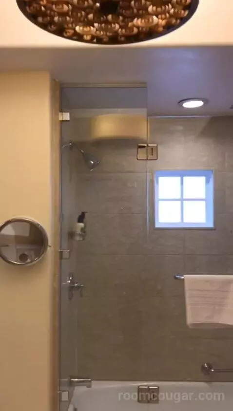 Superior King Room (#4532) bathroom picture #8
