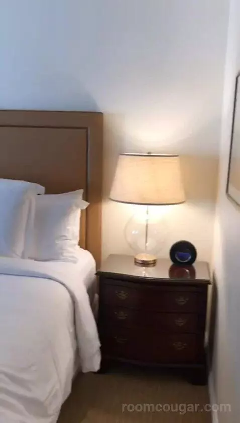 Superior King Room (#4532) bed picture #9