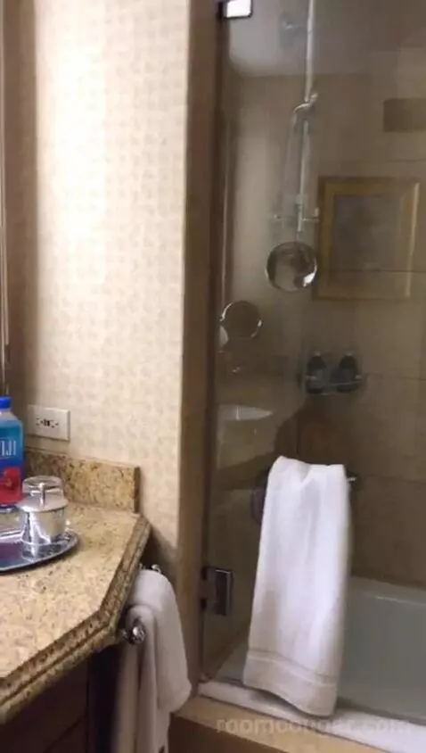 Signature King (#456) bathroom picture #10