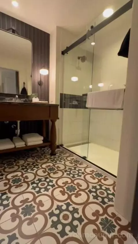 Deluxe King Room bathroom picture #2