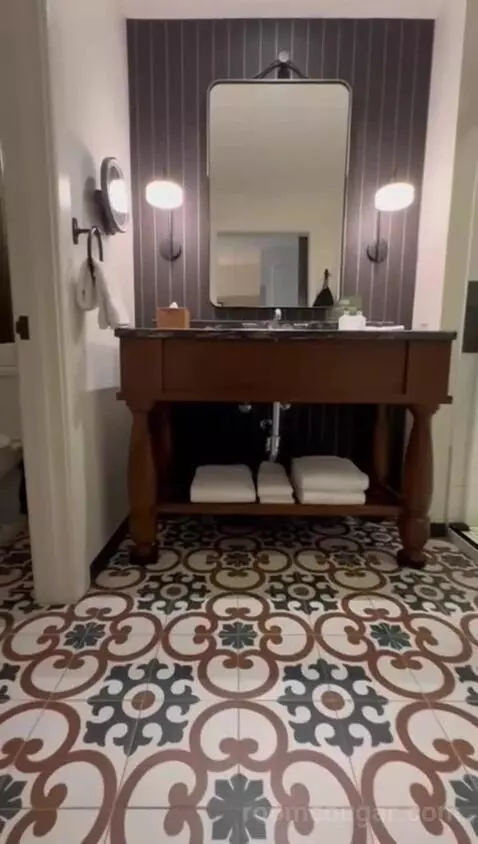 Deluxe King Room bathroom picture #3