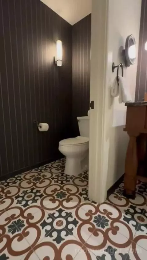 Deluxe King Room bathroom picture #4