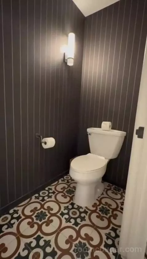 Deluxe King Room bathroom picture #5