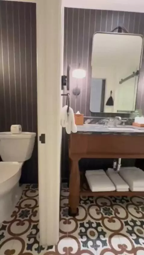 Deluxe King Room bathroom picture #6