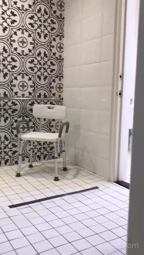 Accessible Classic King Room (#801) bathroom picture #1