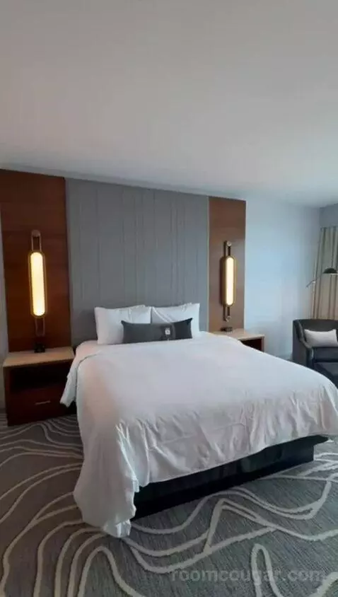 King Room with View - High Floor (#336) bed picture #1