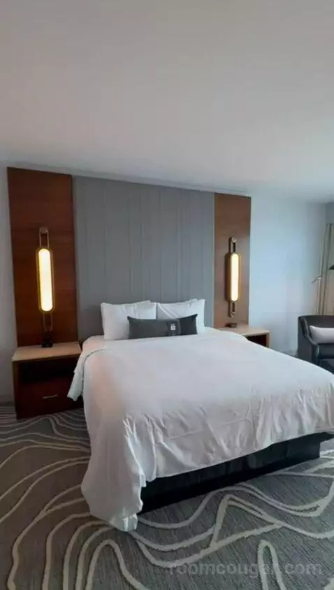 King Room with View - High Floor (#336) bed picture #2