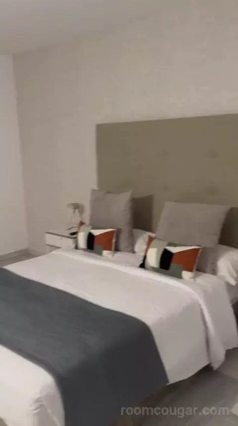 Suite (D) bed picture #1