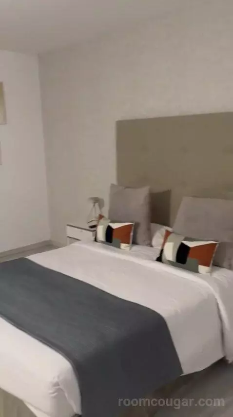 Suite (D) bed picture #2