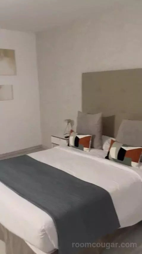 Suite (D) bed picture #3