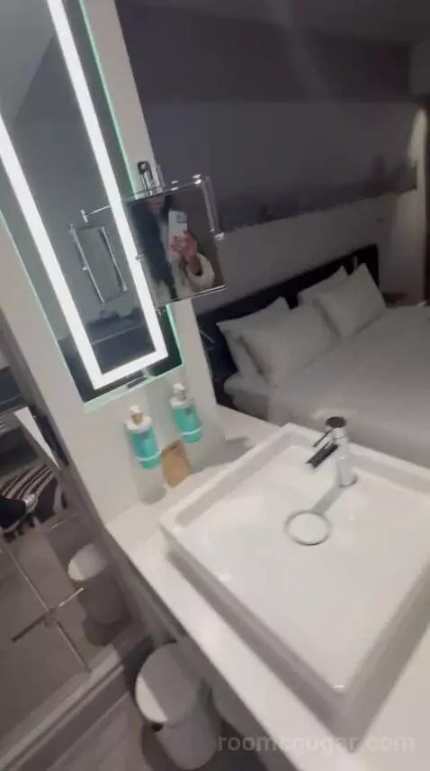 Executive Room with Queen Bed (#718) bathroom picture #7