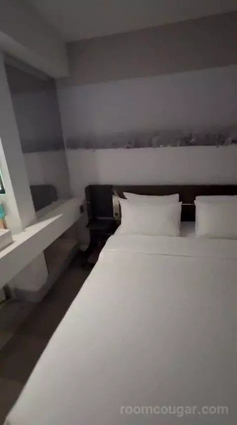 Executive Room with Queen Bed (#718) bed picture #2