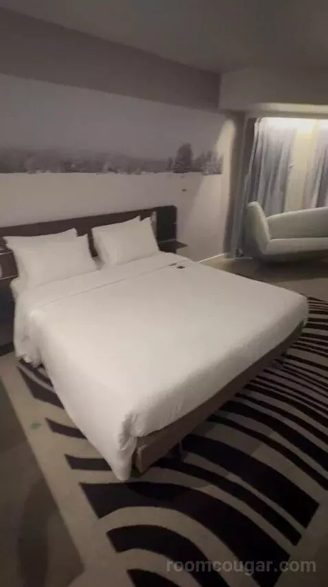 Executive Room with Queen Bed (#718) bed picture #10