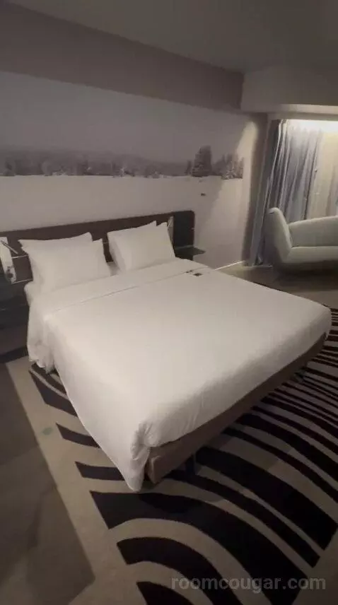 Executive Room with Queen Bed (#718) bed picture #12
