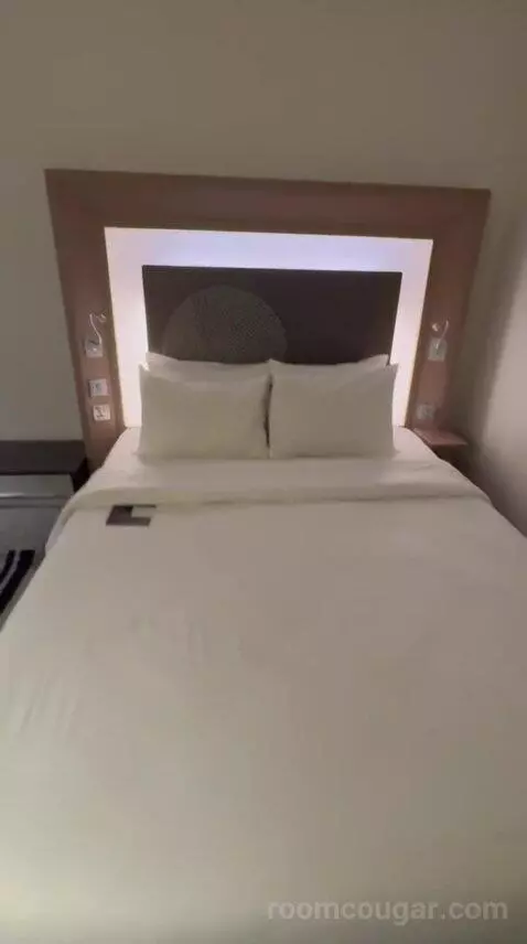 Standard Room with Queen Size Bed (#603) bed picture #4