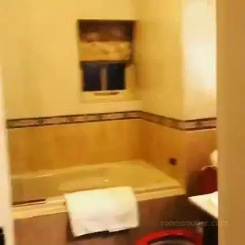 Suite bathroom picture #3