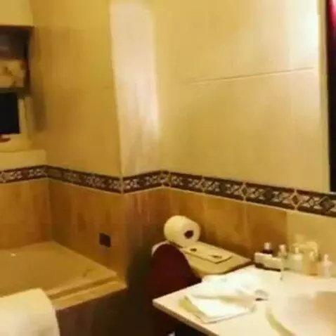 Suite bathroom picture #4
