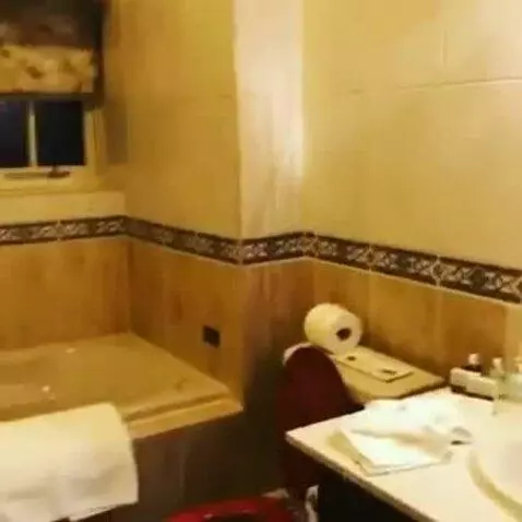 Suite bathroom picture #6