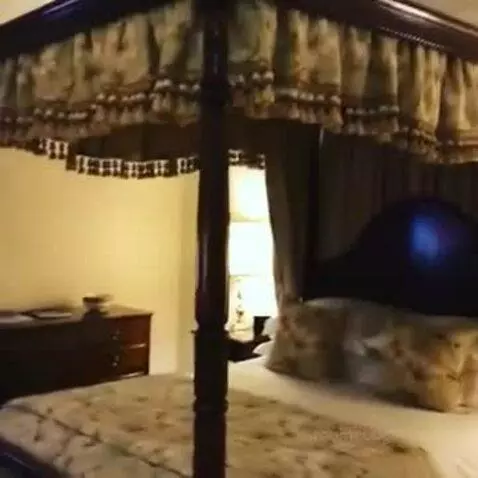 Suite bed picture #7