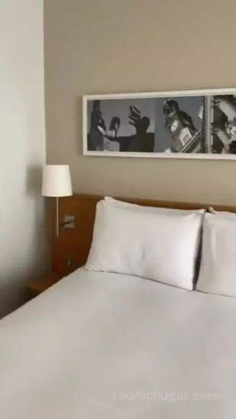 Queen Room bed picture #7