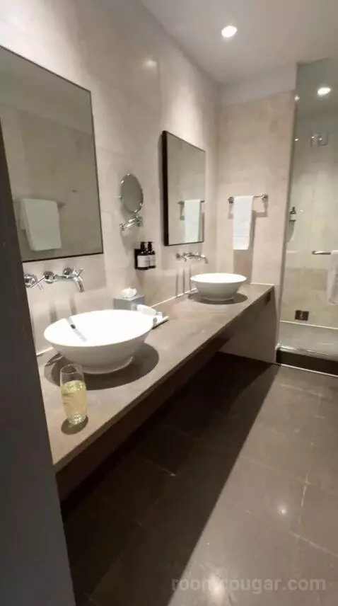 Superior King Room (#1412) bathroom picture #1