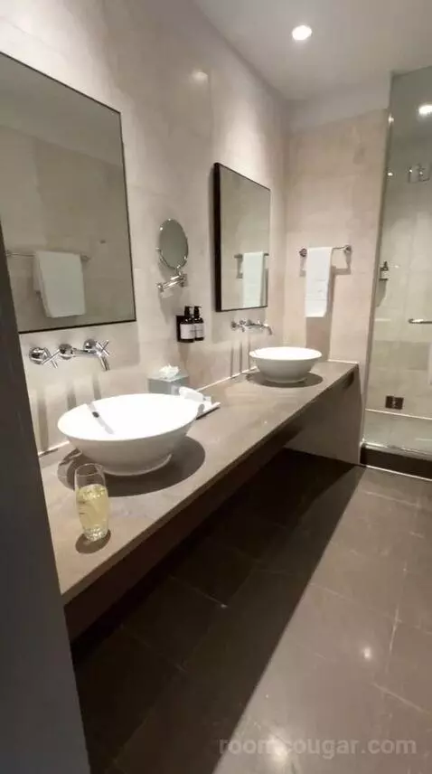 Superior King Room (#1412) bathroom picture #2