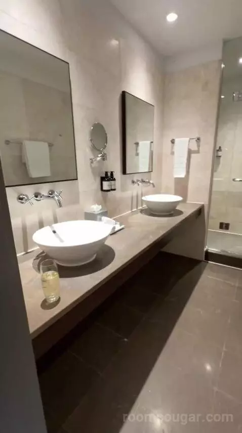 Superior King Room (#1412) bathroom picture #3