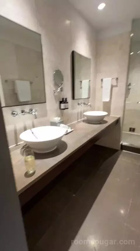 Superior King Room (#1412) bathroom picture #4