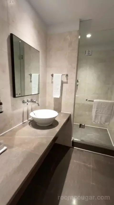 Superior King Room (#1412) bathroom picture #7