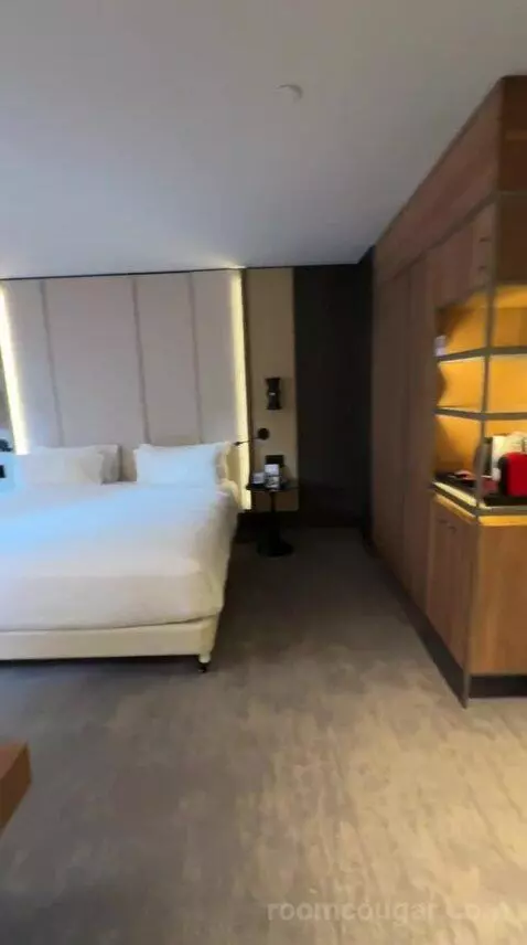 Superior King Room (#1594) bed picture #10