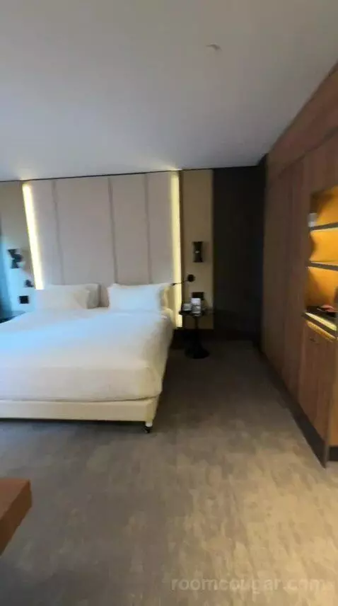 Superior King Room (#1594) bed picture #11