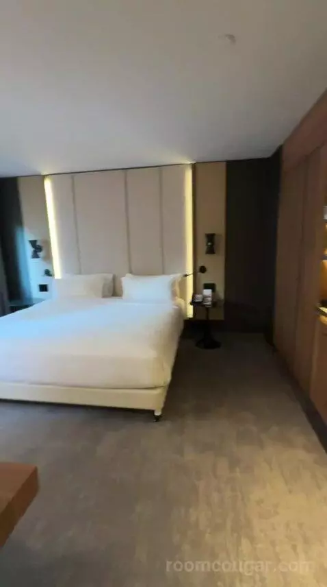 Superior King Room (#1594) bed picture #12