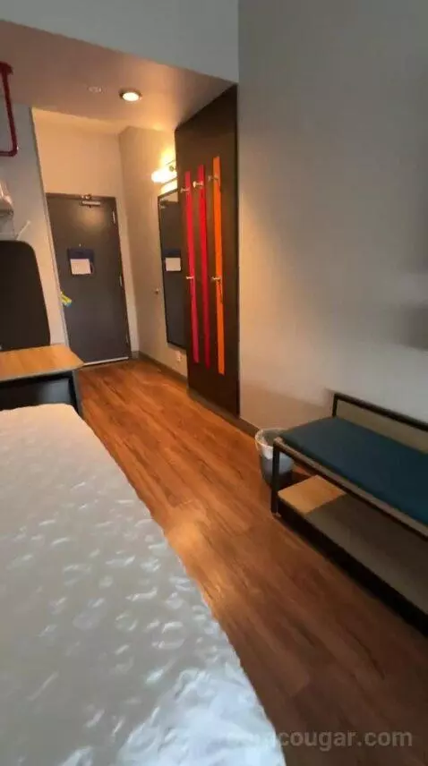 Queen Room with Two Queen Beds and Bath Tub - Mobility Accessible (#725) bed picture #10