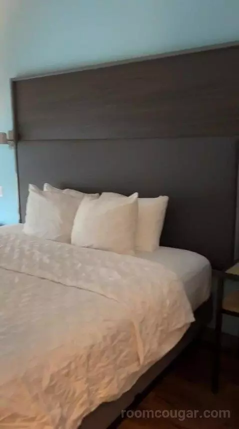 King Room (#432) bed picture #3