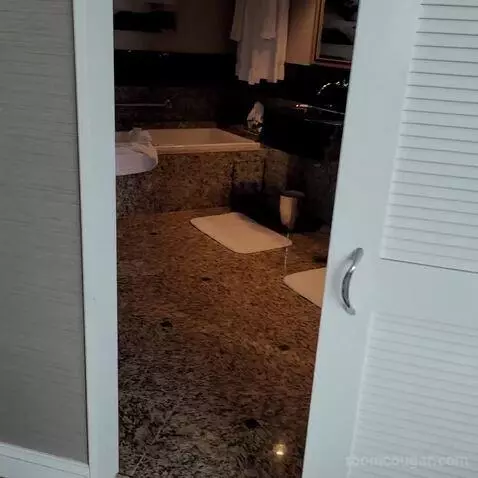 Fairmont Room with King Bed (#1345) bathroom picture #2